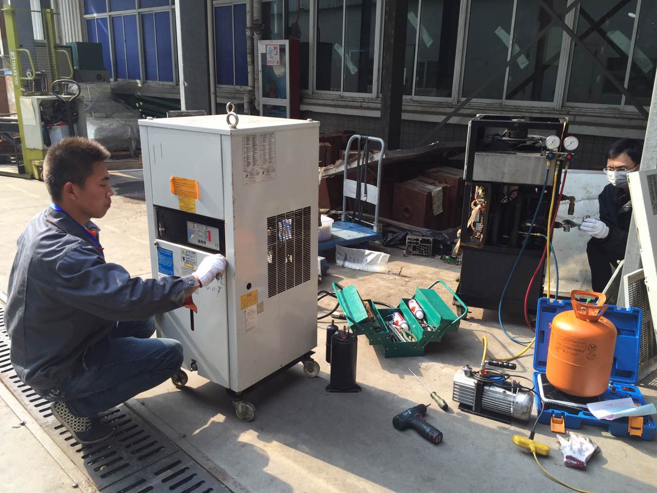 維修油冷機(jī).jpg 維修油冷機(jī).jpg